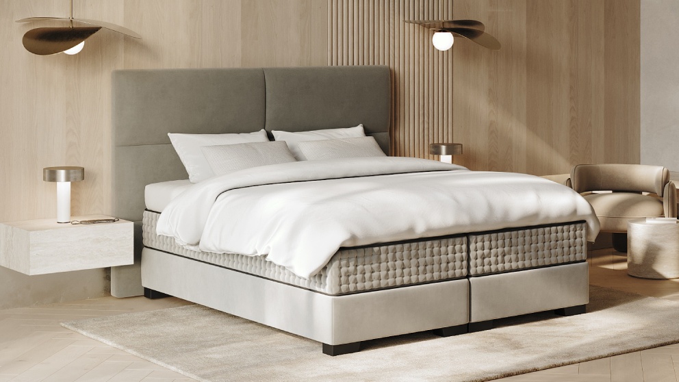 Modernes Boxspringbett mit gepolstertem Kopfteil im Schlafzimmer