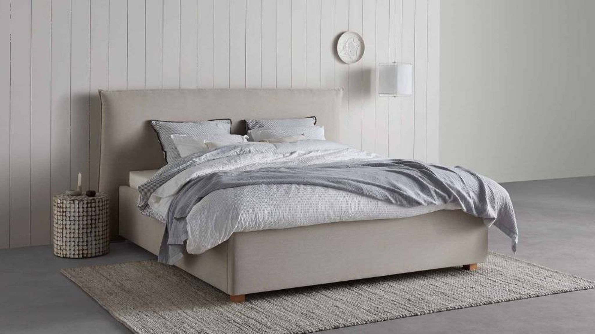 Modernes Polsterbett mit hohem Kopfteil in einem Schlafzimmer