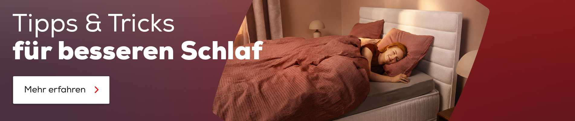 Frau liegt glücklich im Bett und schläft. Entdecke jetzt Tipps und Tricks für besseren Schlaf.