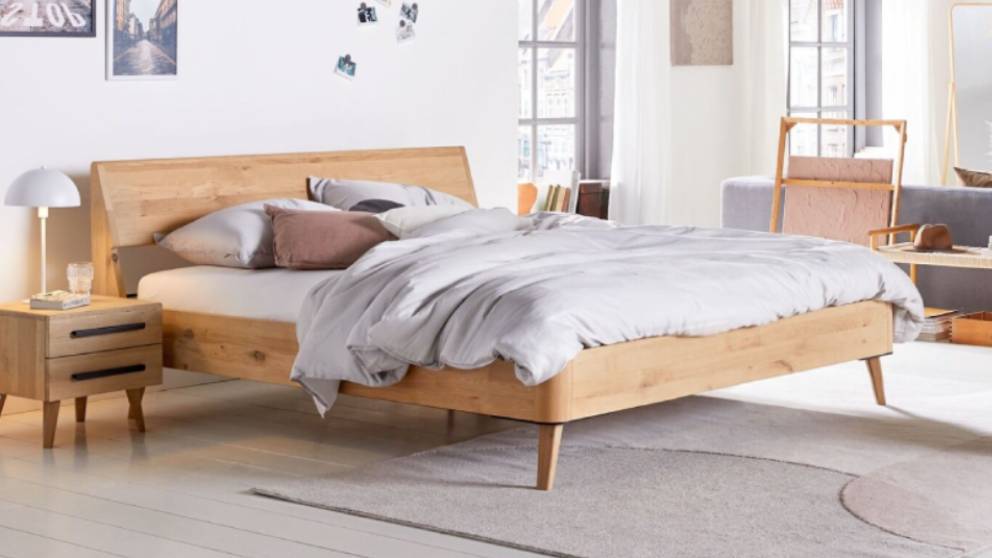 Massivholzbett aus Eiche in einem hellen Schlafzimmer