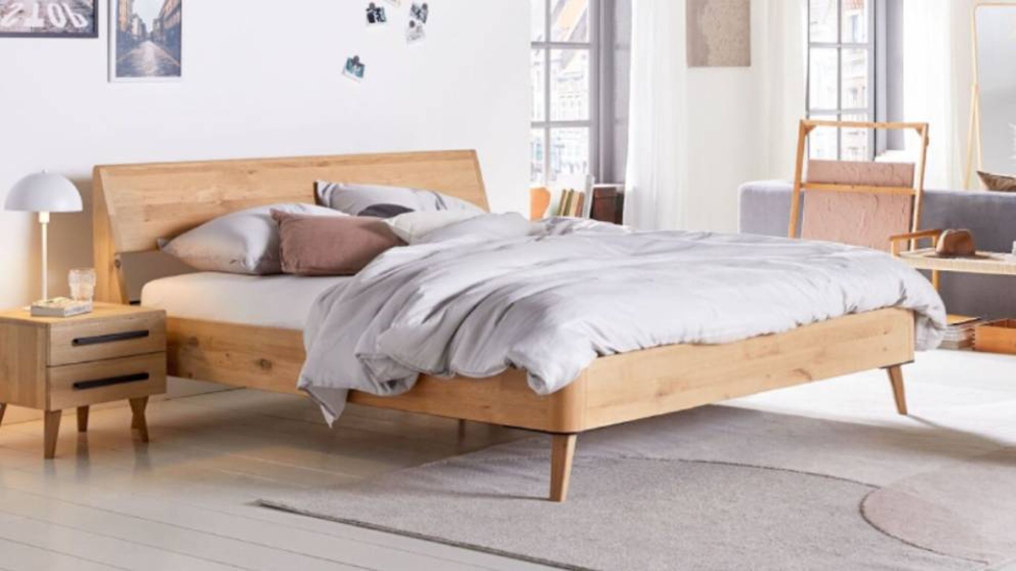 Massivholzbett aus Eiche in einem hellen Schlafzimmer