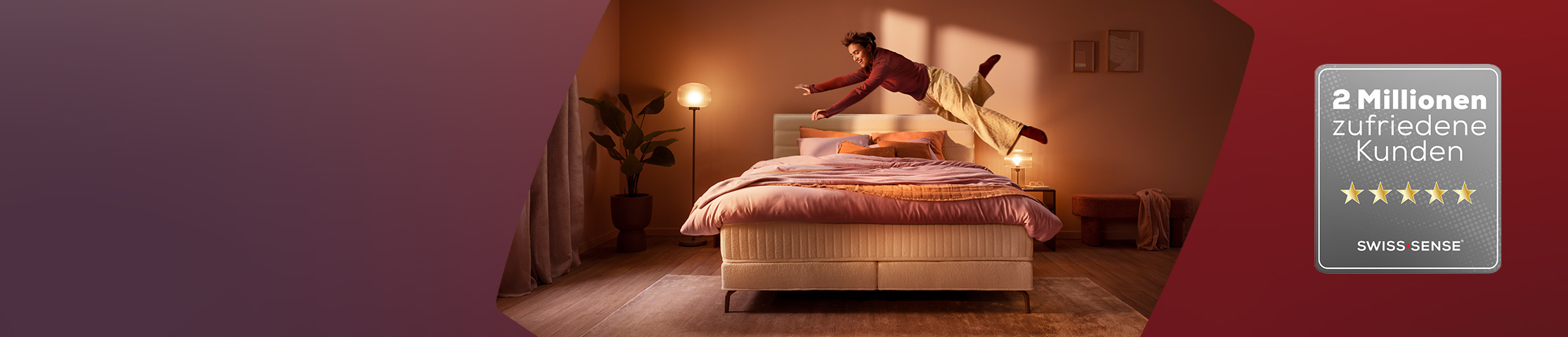 Frau springt auf Boxspringbett Royal Horizon. 2 Millionen zufriedene Kunden.