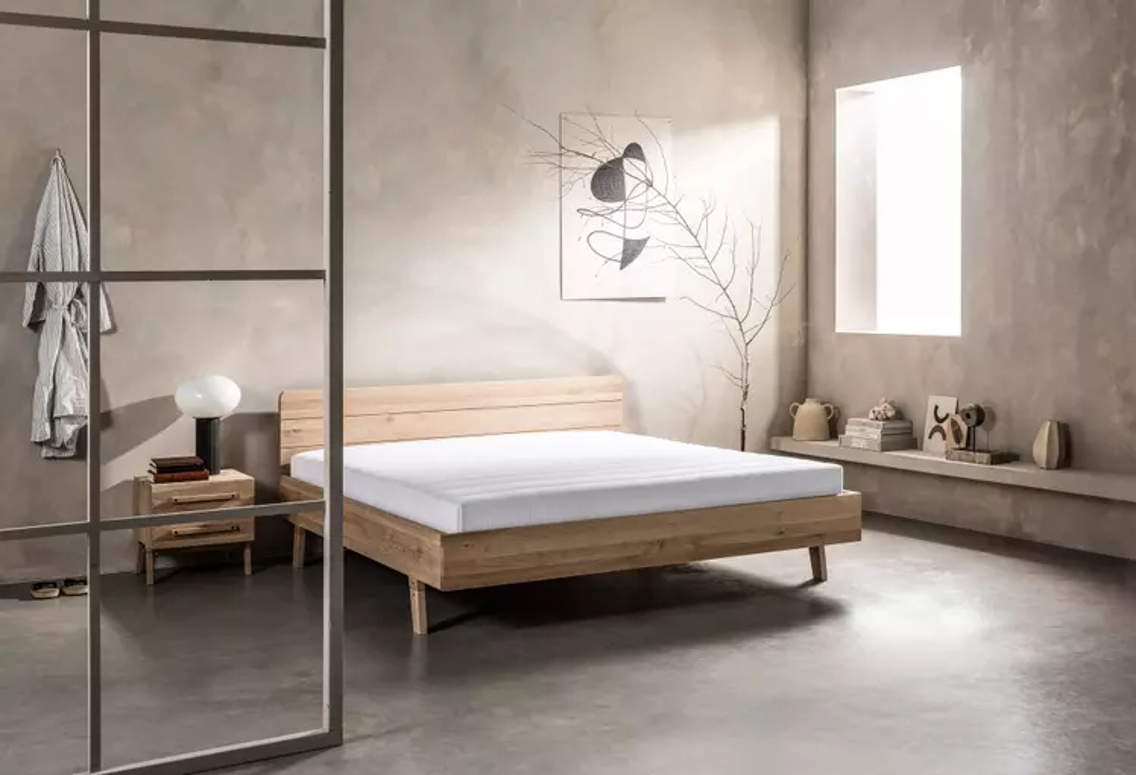 Solides Bett mit geradlinigem Look